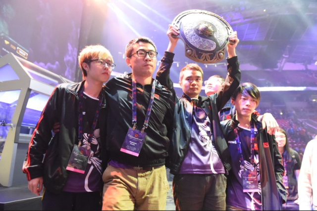 悲伤的Xiaozhu在 River 中迷失了方向；并送出了大龙 + Ertahan Yuanshen带领团队推进 Royal Never Give Up 并获得比赛点