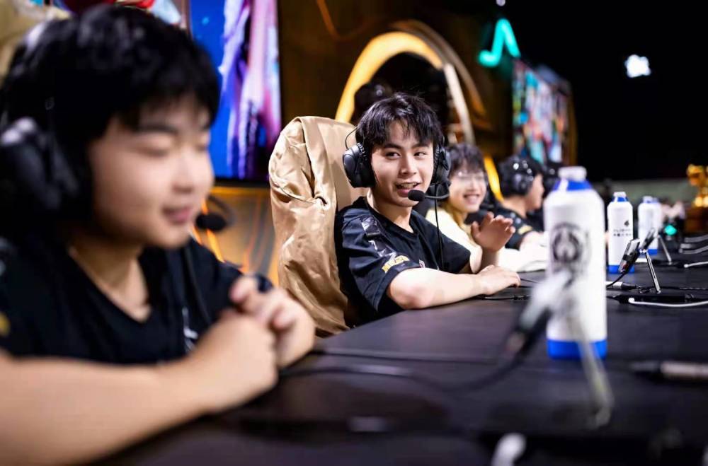 RA俱乐部更新选手照片：选手们已全部抵达深圳训练室积极备战